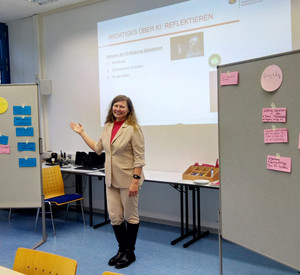 Referentin vor Präsentationsflächen