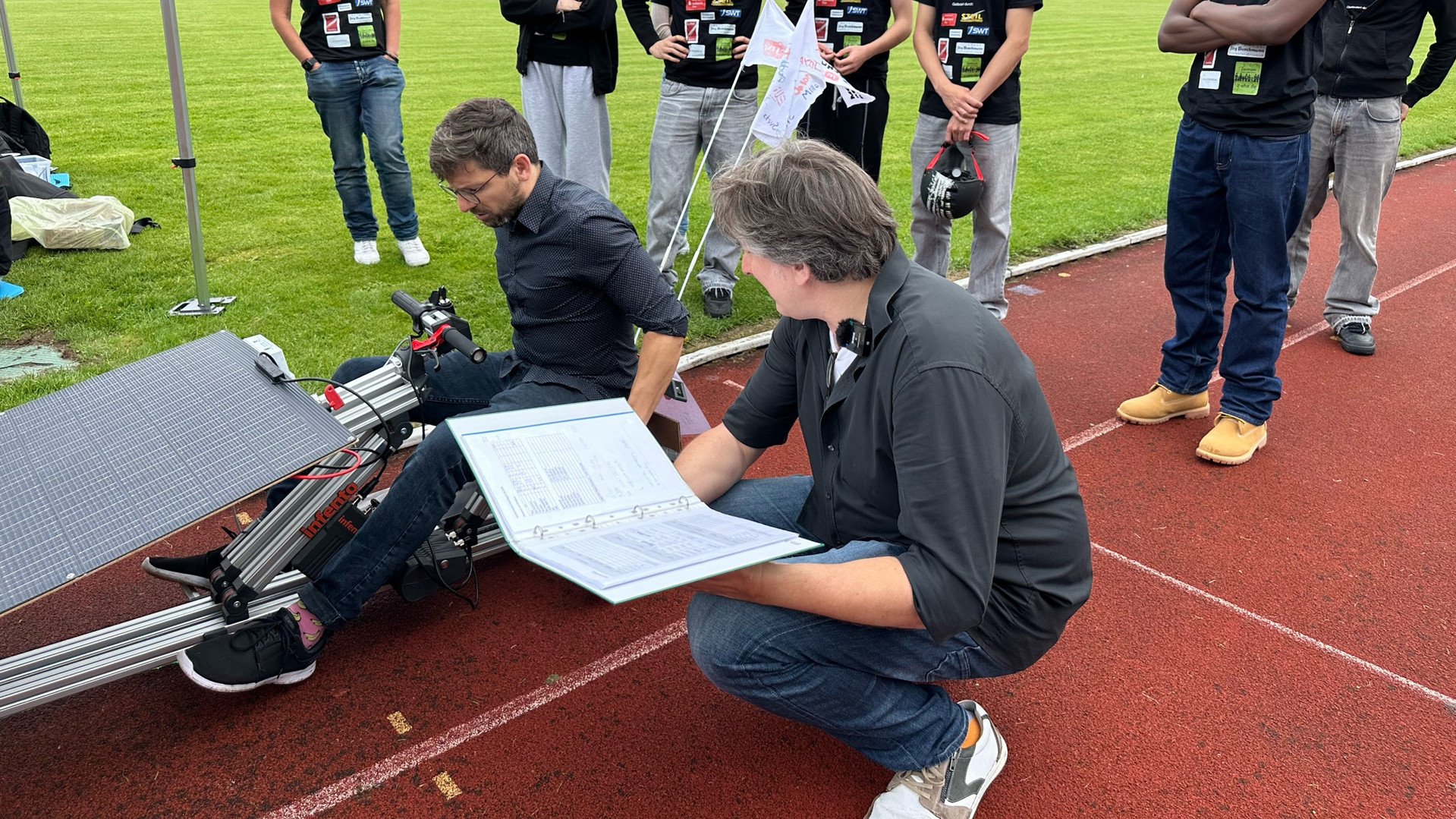 Das Bild zeigt die technische Abnahme eines Elektro-Cars.