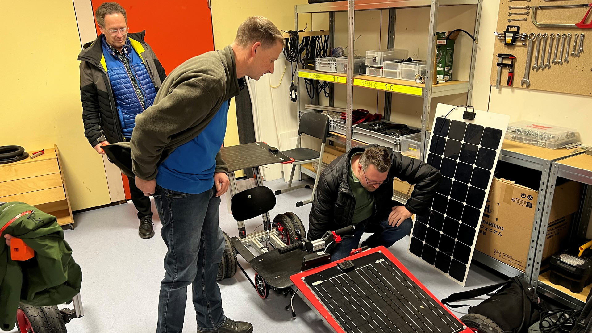 Das Bild zeigt Lehrkräfte beim Arbeiten an Fahrzeugen im Rahmen des Technikworkshops.