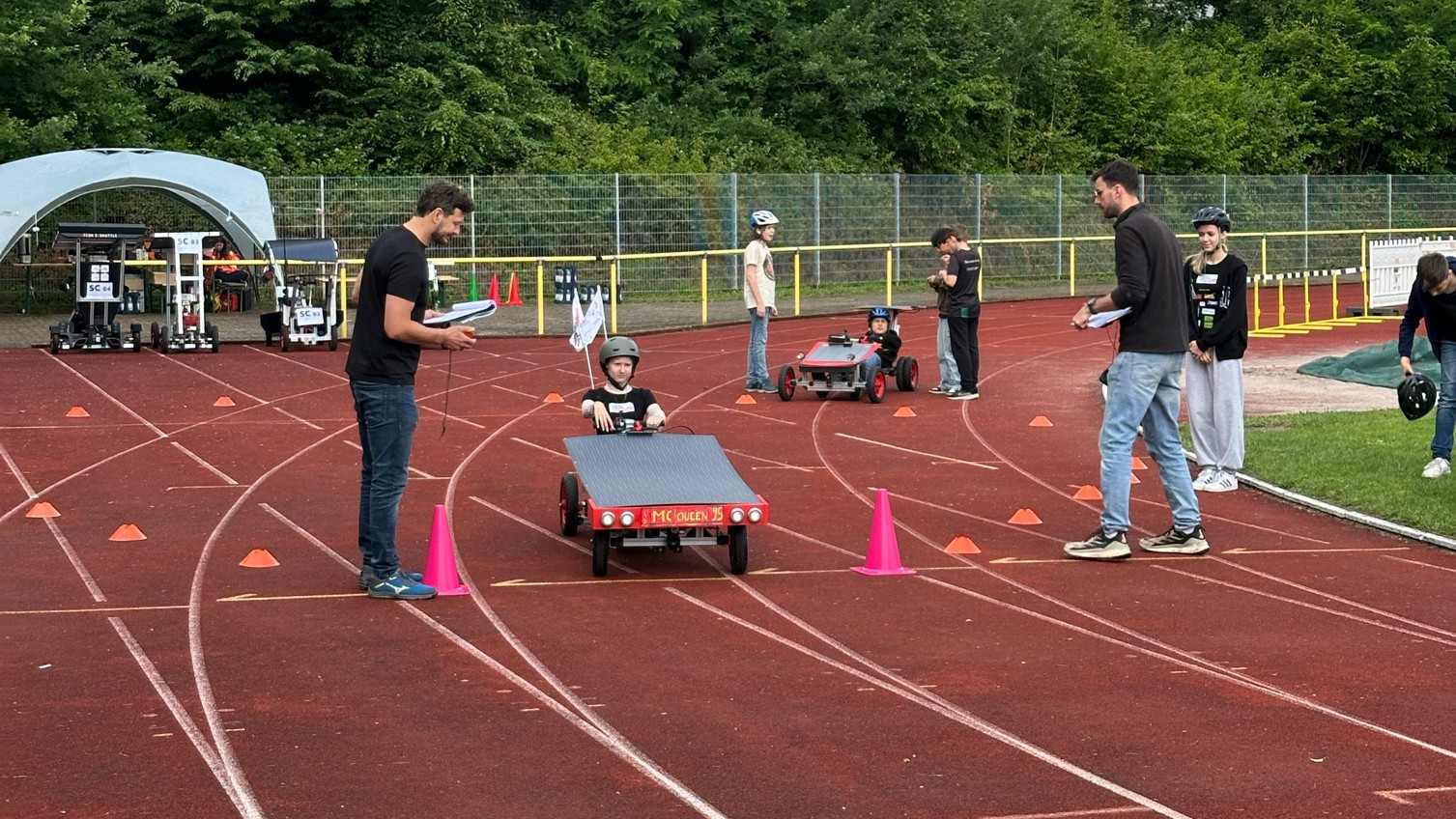 Das Bild zeigt zwei Elektro-Cars auf der Strecke.