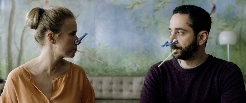 Ein Mann und eine Frau mit Nasenklammern und Strohhalmen schauen sich an und versuchen zu atmen. Amelie rennt, Lieblingsfilm Martin Schlecht 2017