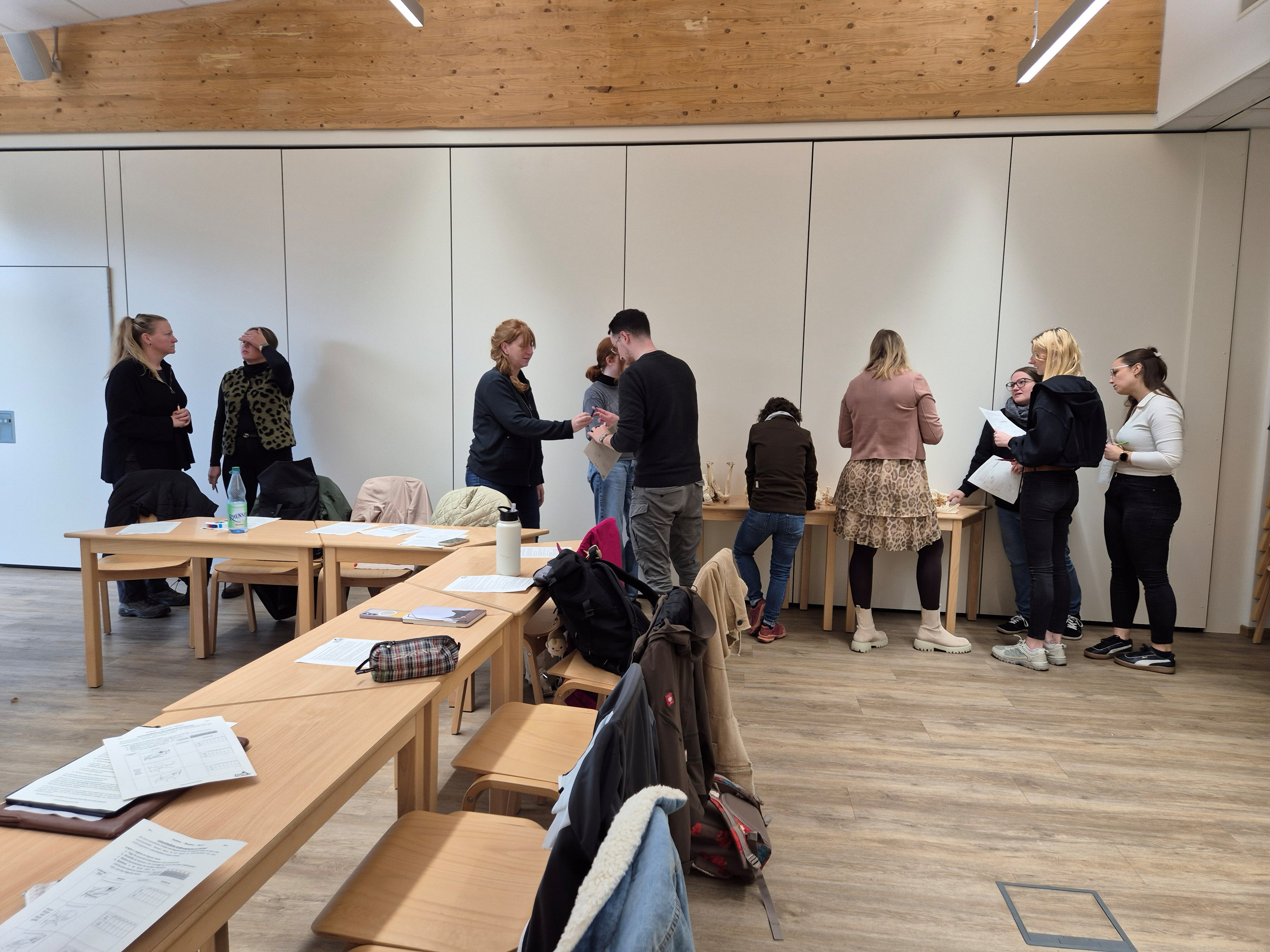 Gemeinsames Entdecken des Programms „Pflanzenfresser & Beutegreifer“ Foto zeigt, wie anhand verschiedener Gebisse unterschieden werden kann.