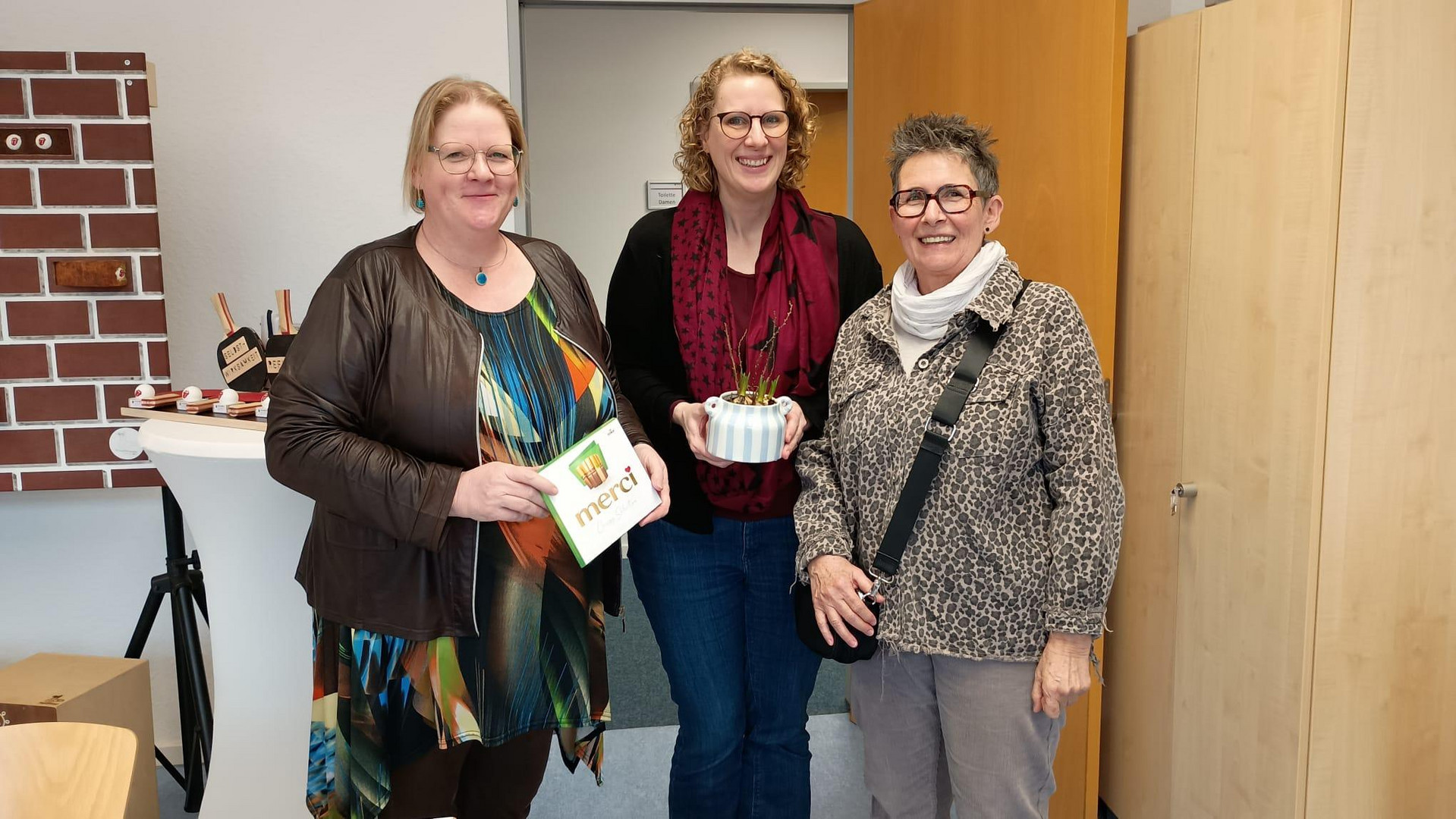 Die Künstlerin Jutta Klein zusammen mit Frau Diegel und Frau Lammert