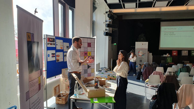 Illustration: Beratungsszene am Infostand