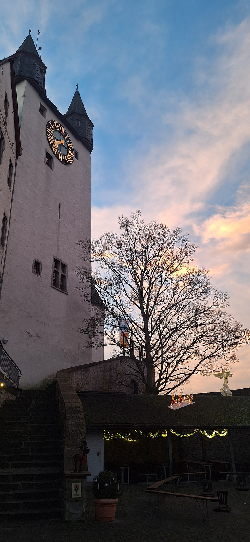Das Bild zeigt den Hof und Turm der Jugendherberge in Diez von außen bei Sonnenaufgang. Es vermittelt eine verträumte, fast märchenhafte Stimmung.