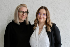 Foto der beiden Sekretärinnen Tanja Frenge und Melina Evers