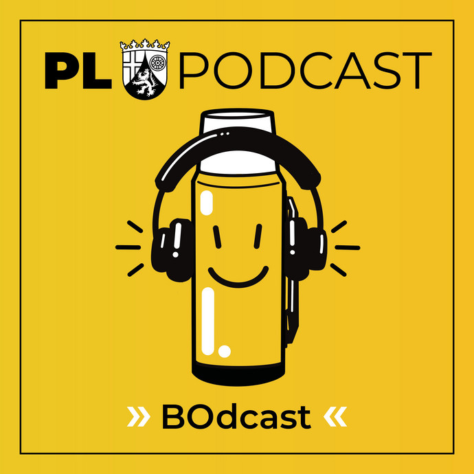 PL Podcast mit Landeswappen, eine Kaffeethermoskanne mit Kopfhörern und der Titel "Bodcast"