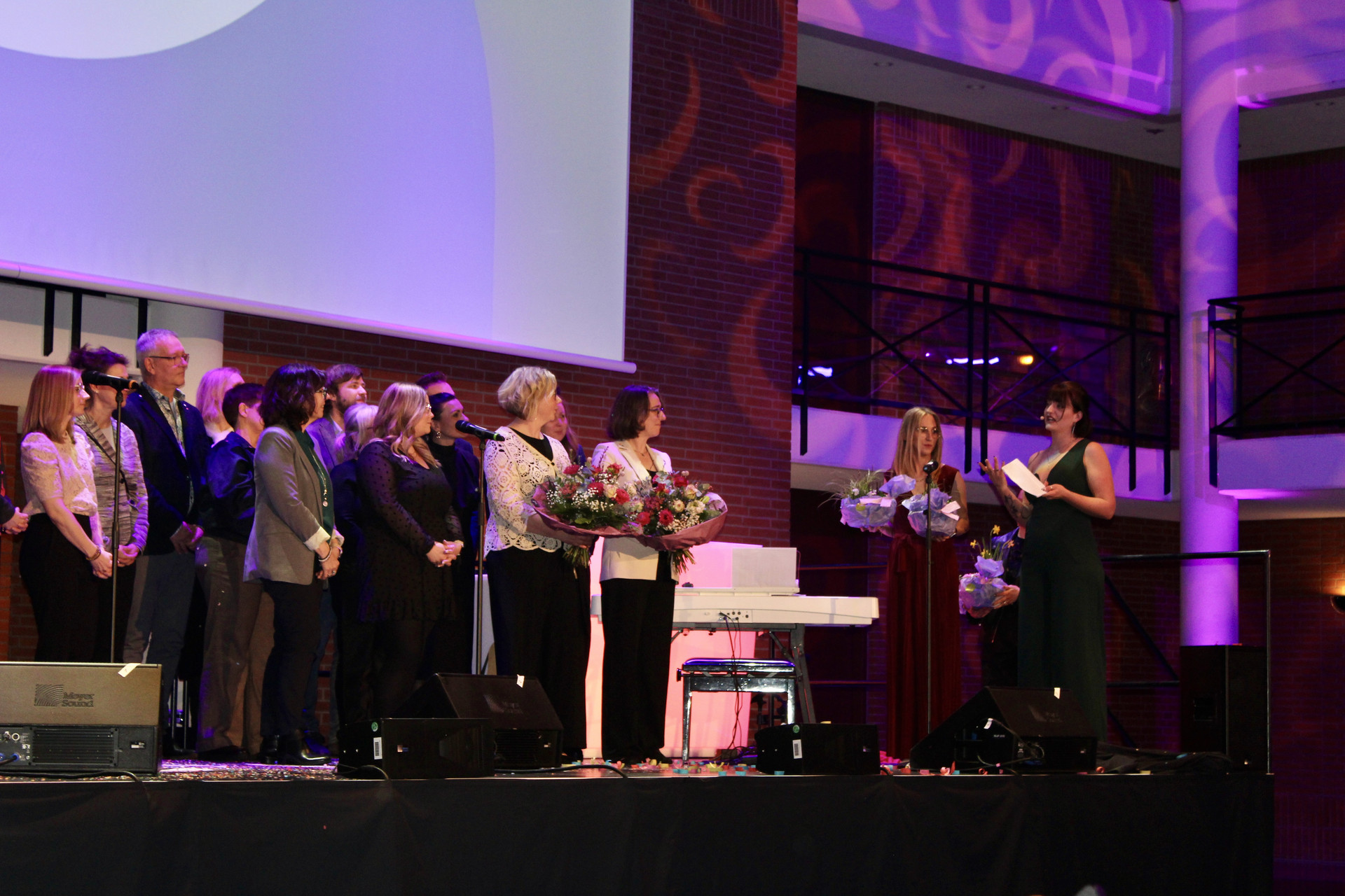 Anwärterinnen bedanken sich bei der Seminarleitung, den Sekretariaten und dem Kollegium mit Blumen