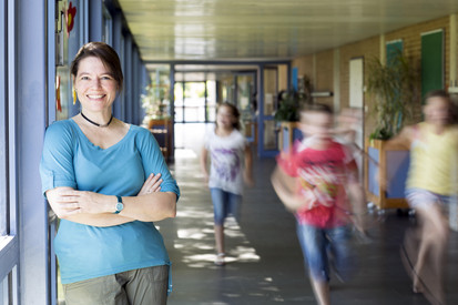 Lehrerin im Flur mit Schulkindern