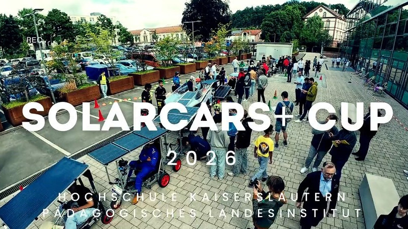 Das Bild zeigt eine Szene vom Renntag mit vielen Solarcars, die auf den Start warten.  Es ist ein Vorschaubild zum Video.