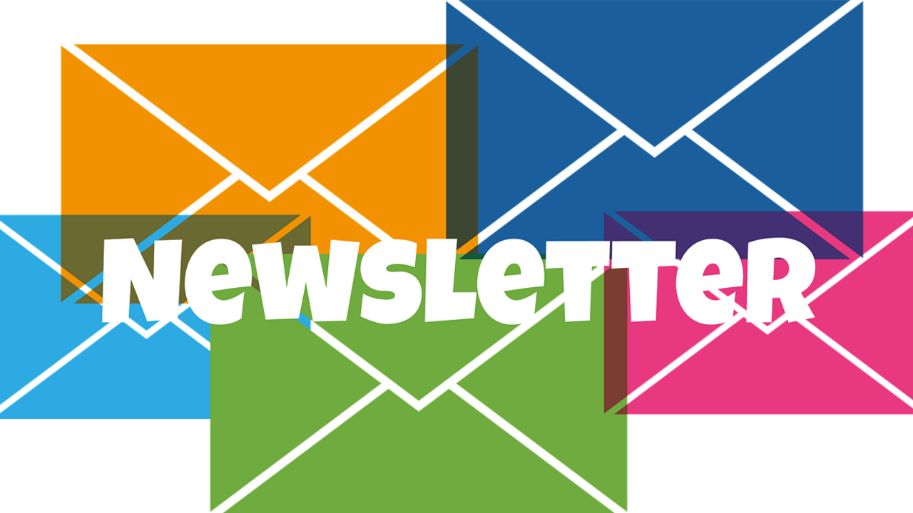 fünf bunte Briefumschläge und das Wort Newsletter