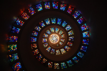 Glasfenster mit religiösen Motiven in Spiraldarstellung