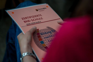 Illustrationsfoto: Teilnehmerin hält ein Zertifikat in der Hand (Detailaufnahme)