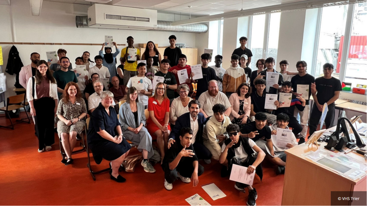 Bildungsminister Sven Teuber mit den erfolgreichen Absolventen des Feriensprachkurses in Trier.