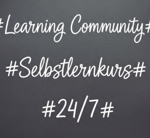 Das Bild zeigt eine graue Kreidetafel mit den Wörtern Learning Community, Selbstlernkurs und 24/7.