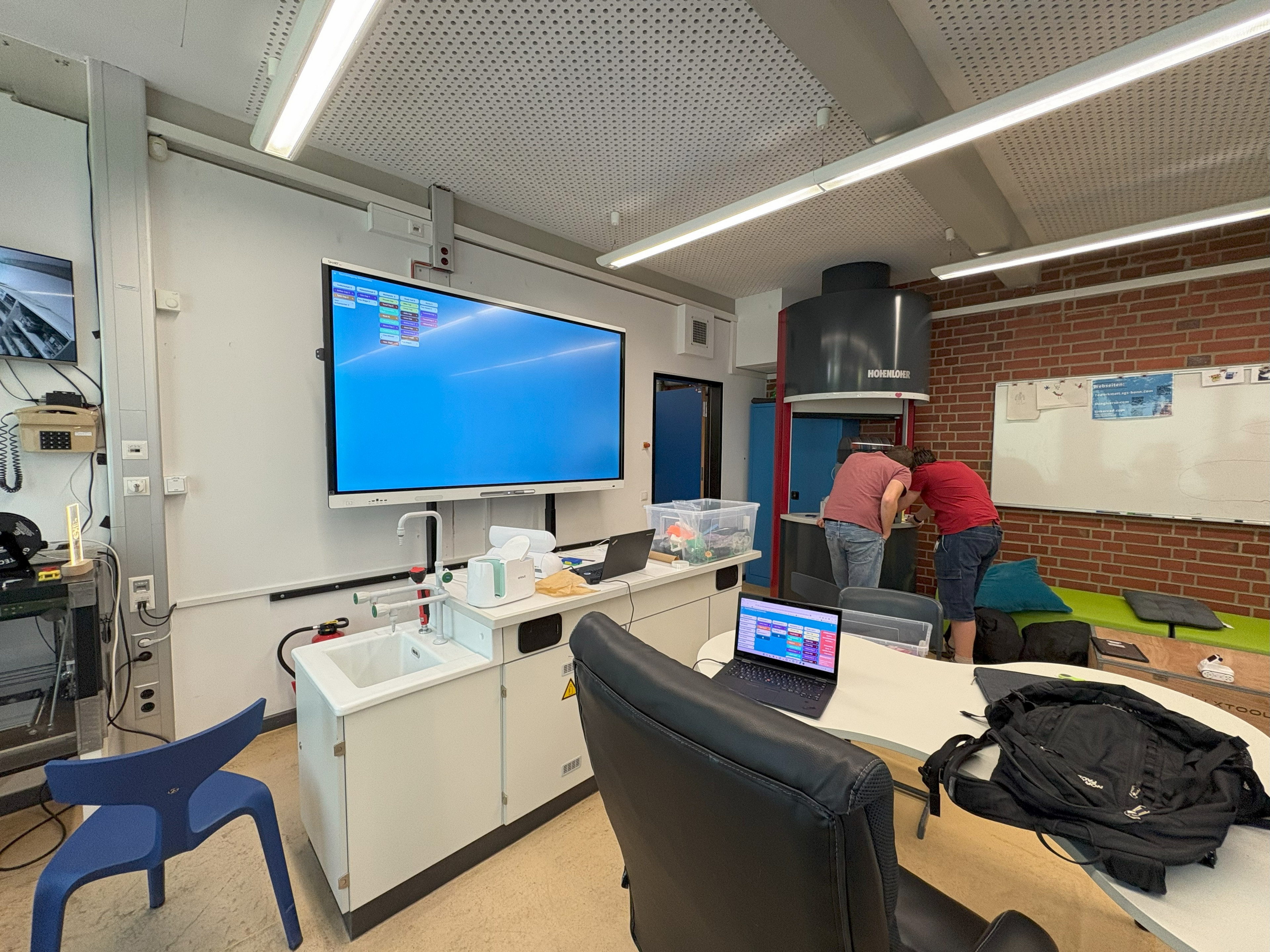 Speziell ausgestatteter Naturwissenschaftsraum - Speziell ausgestatteter Naturwissenschaftsraum mit Vorbereitungsraum und interaktiven Smartboard. SchülerInnen dürfen diesen Lernraum ebenfalls ähnlich wie den Kreativraum nach Bedarf freiwillig aufsuchen.