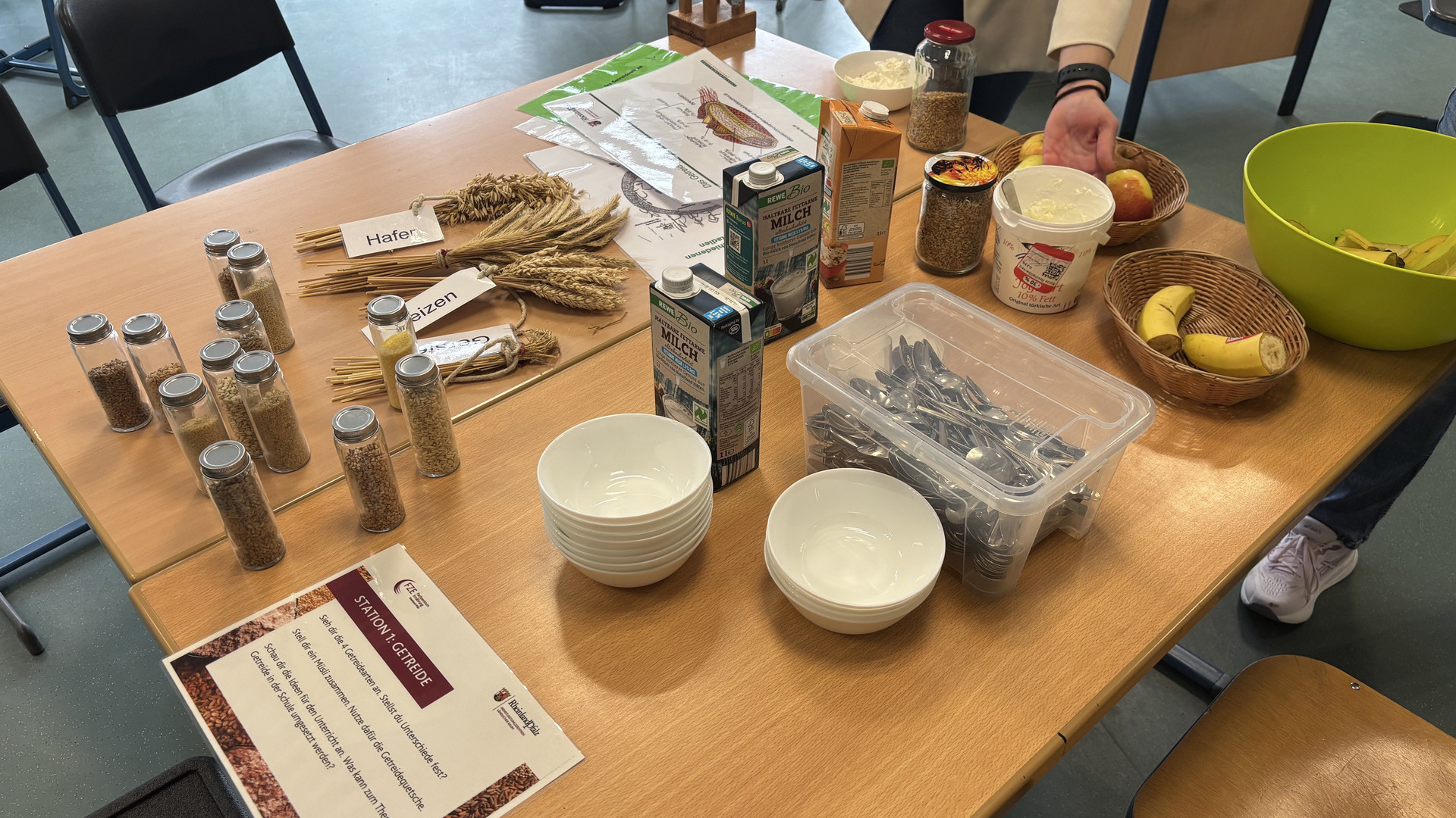 Das Bild zeigt einen Tisch mit Materialien für die Warenkunde sowie didaktischem Material im Rahmen der Veranstaltung „Der Kochbus kommt!”.
