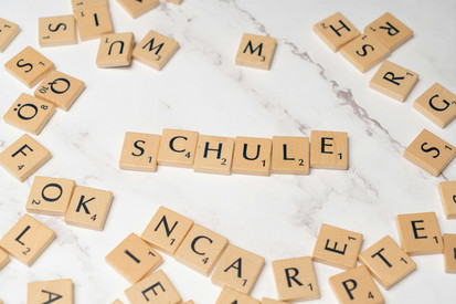 Scrabblesteine bilden das Wort Schule