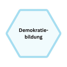 Blaue Wabe mit dem Titel "Demokratiebildung"