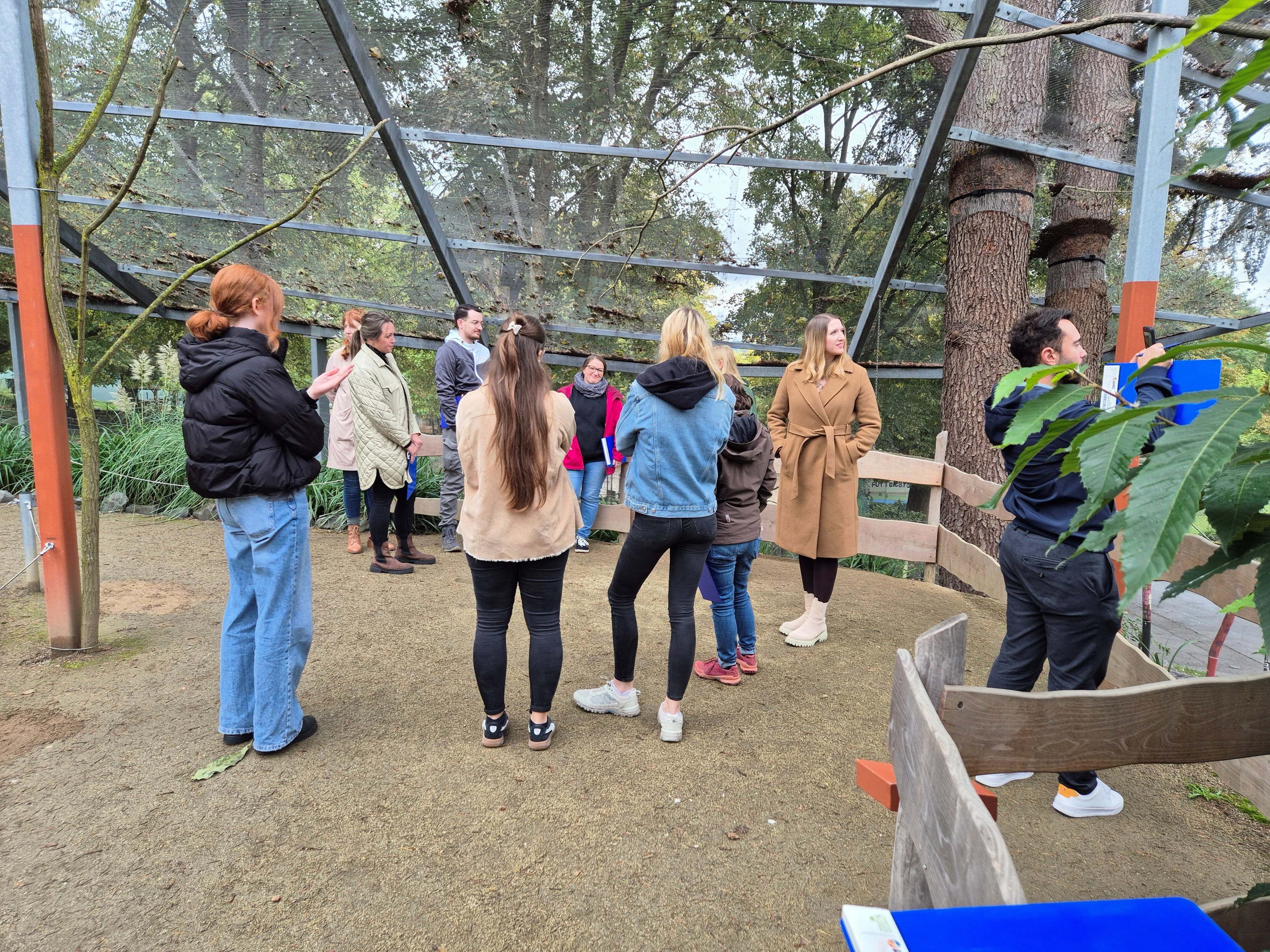 Auf der Suche – Wir nehmen außerschulische Lernorte in den Blick! Die Anwärterinnen und Anwärter suchen im neuen Vogelhaus die verschiedenen Vögel.