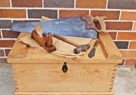 Schreinerwerkzeug auf einer Holzkiste