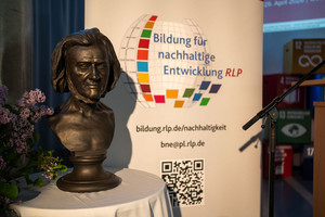Illustrationsfoto: Roll-up "BNE in Rheinland-Pfalz" und Bronzebüste von Georg von Neumayer