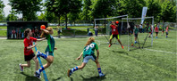Jugendliche beim Handball-Spiel im Freien