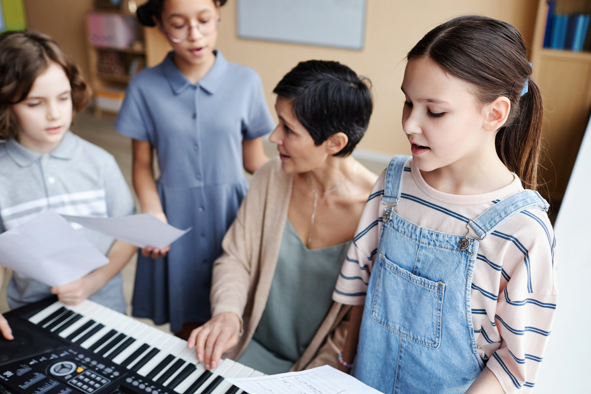 Kinder am Klavier