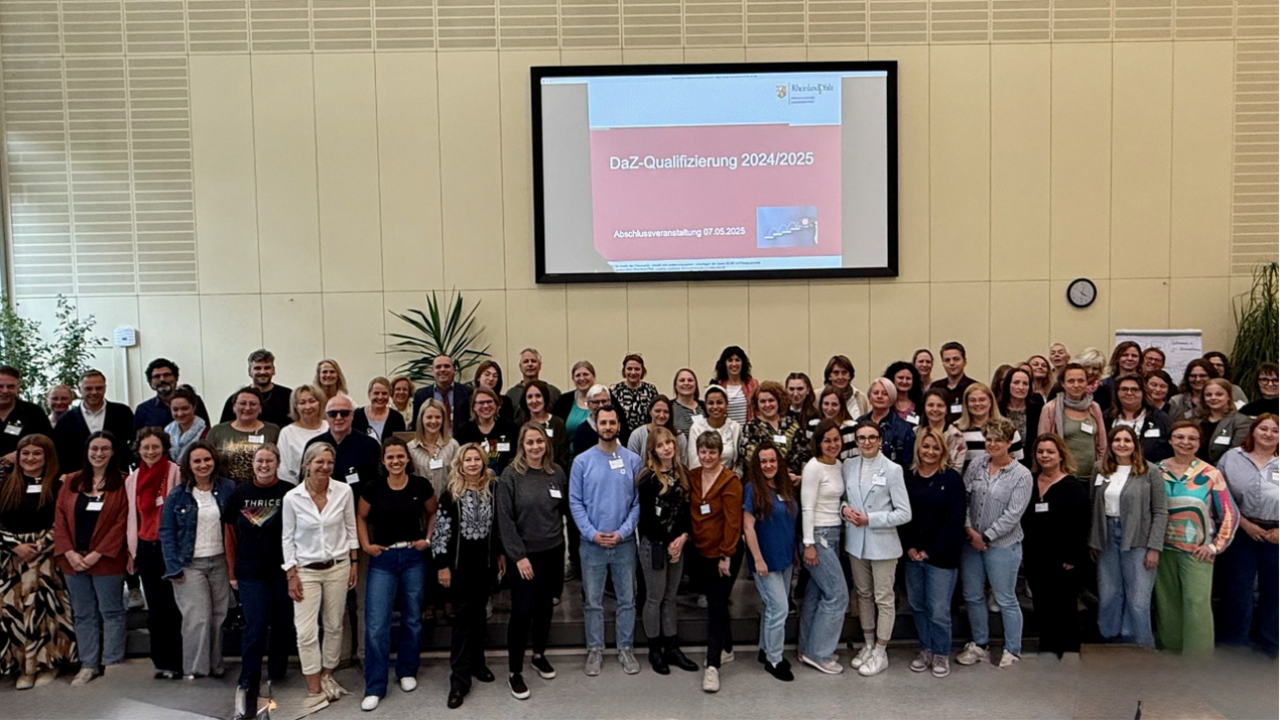 Erfolgreiche Absolventinnen und Absolventen der Online-Qualifizierung Deutsch als Zweitsprache am 7. Mai 2025 in Speyer, Bild: PL