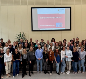 Erfolgreiche Absolventinnen und Absolventen der Online-Qualifizierung Deutsch als Zweitsprache am 7. Mai 2025 in Speyer, Bild: PL