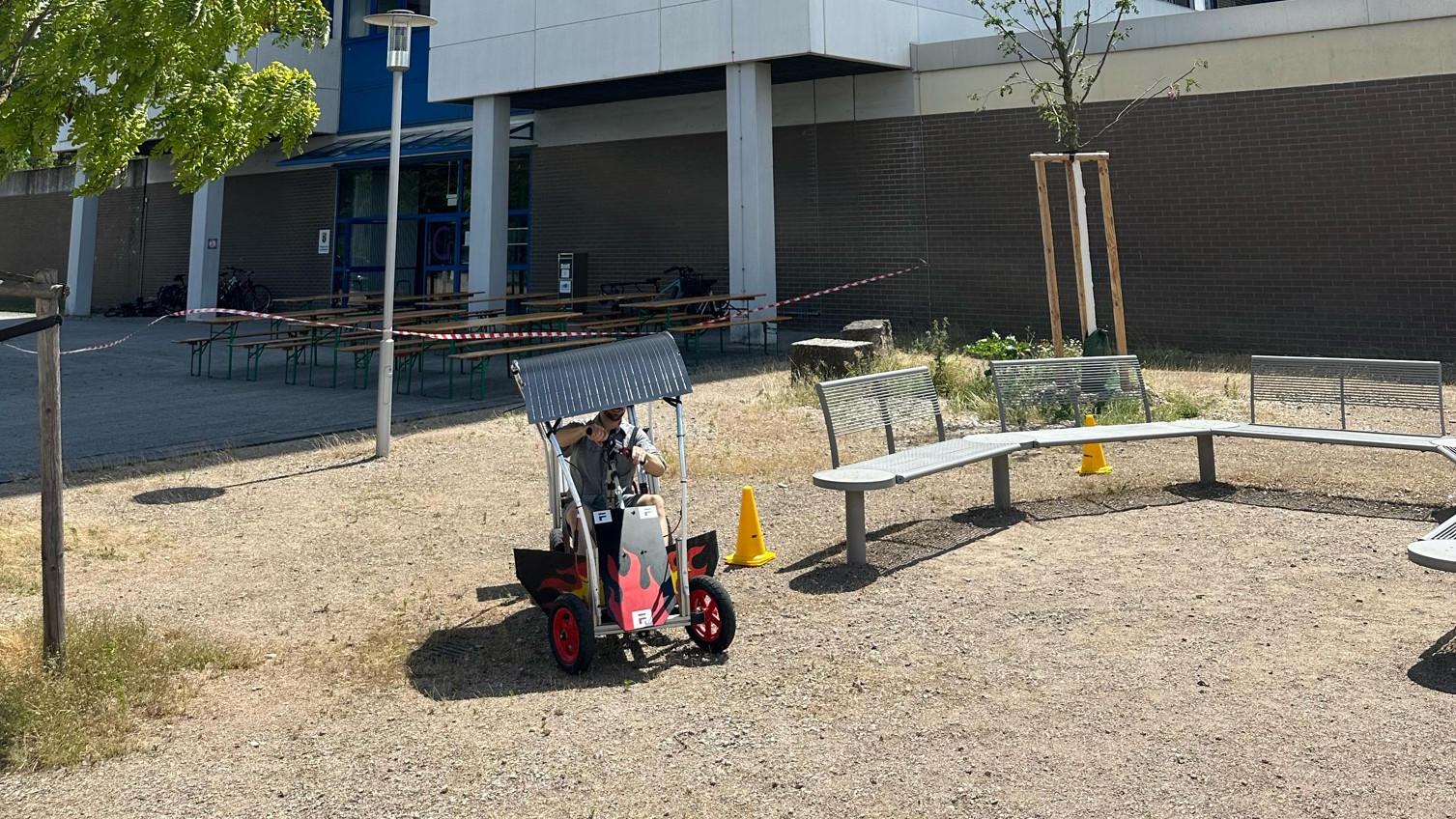 Das Bild zeigt ein SolarCar im Außengelände des PL im Rahmen der Hausmesse 2025.