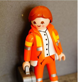 Symbolbild Erste Hilfe Sanitäterin Playmobil