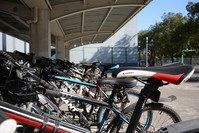 Fahrräder vor einer Schule