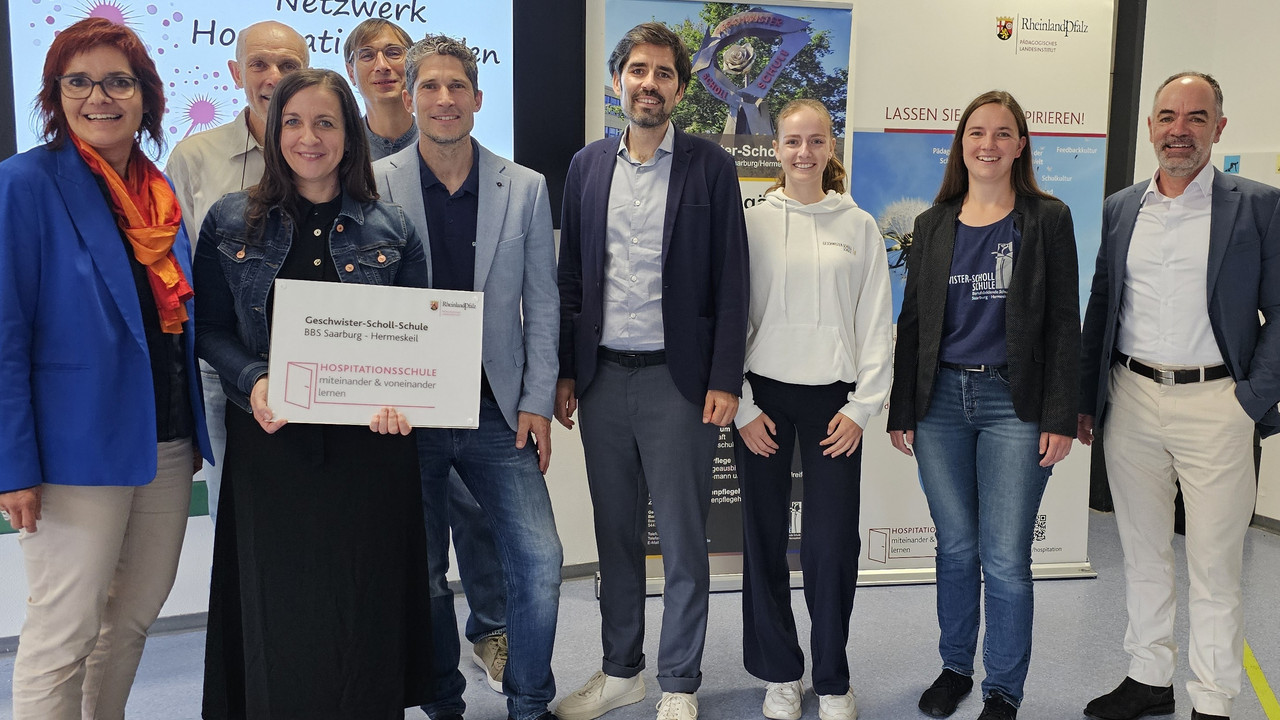 Gruppenfoto mit Plakette Hospitationsschule