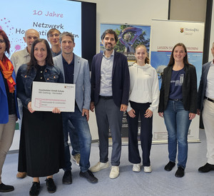 Gruppenfoto mit Plakette Hospitationsschule
