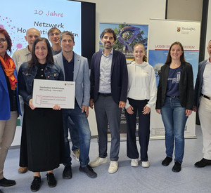 Gruppenfoto mit Plakette Hospitationsschule