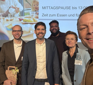 6 Personen vor Bühne