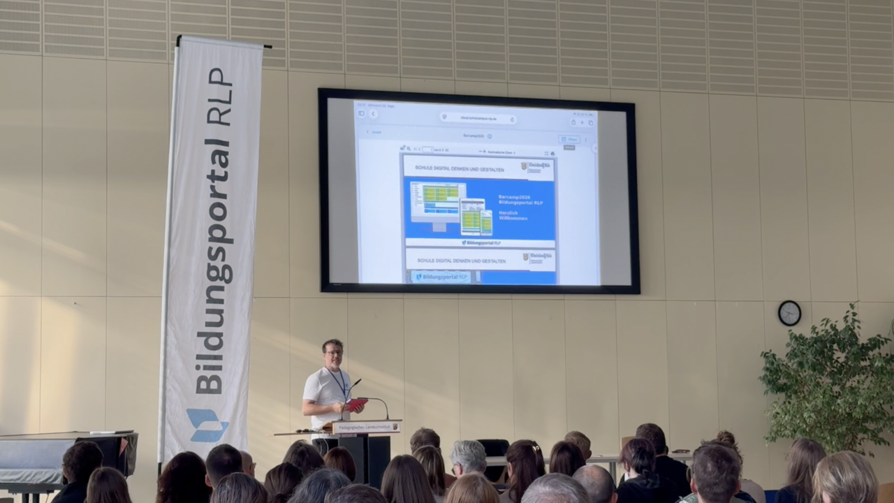 Blick auf Bühne und Redner Bildungsportaltag