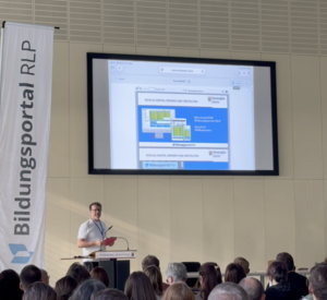 Blick auf Bühne und Redner Bildungsportaltag