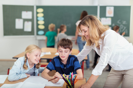 Lehrerin spricht zu Kindern