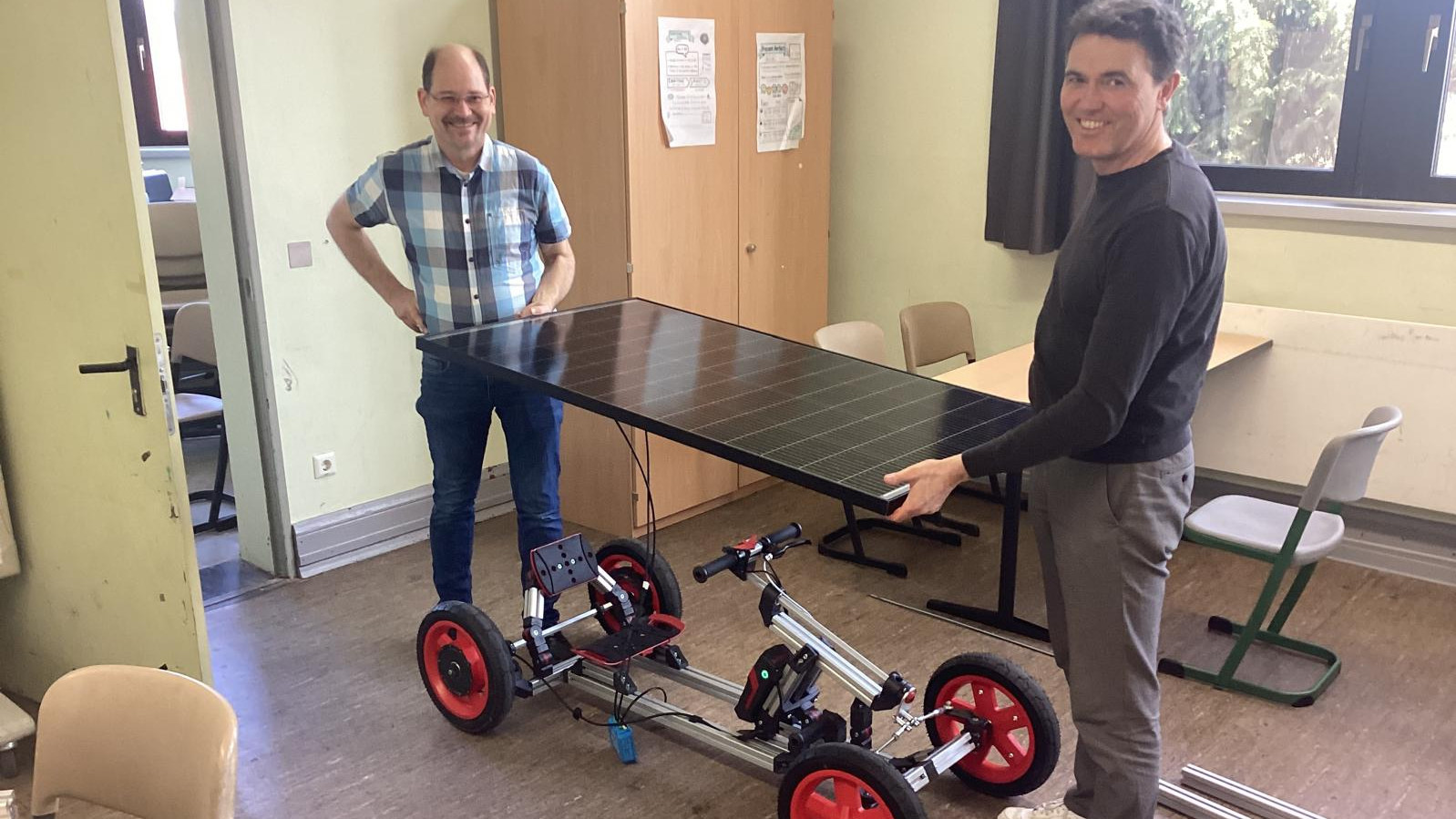 Das Bild zeigt Arbeiten am Fahrzeug der Westend Realschule Worms im Rahmen des Schulbesuches.