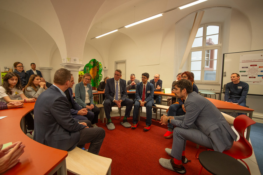Teilnehmende der Eröffnung diskutieren in einer Runde