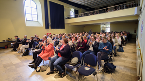 Blick ins Plenum: der große Saal der Stadthalle Linz voller Publikum
