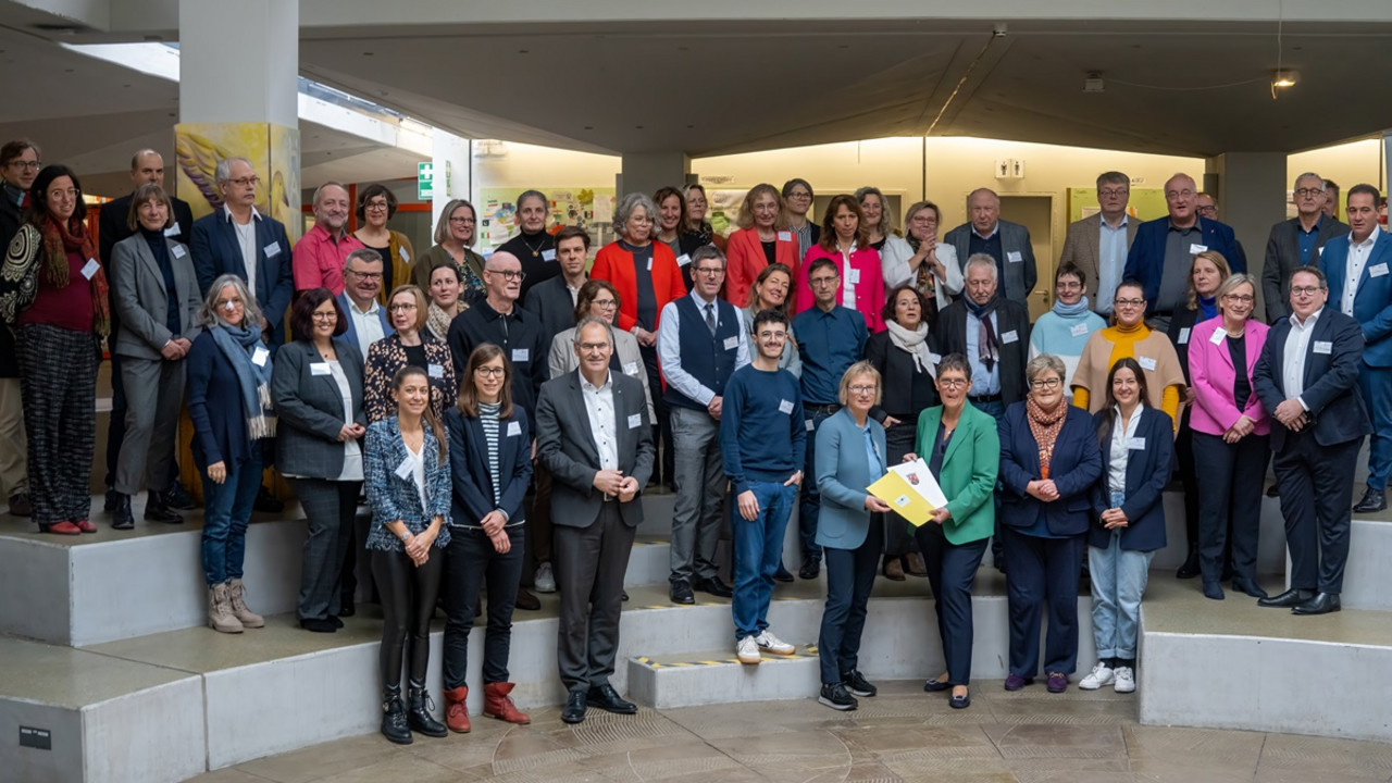 Gruppenbild über 30 Personen