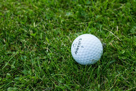 Golfball auf Wiese, Nahaufnahme