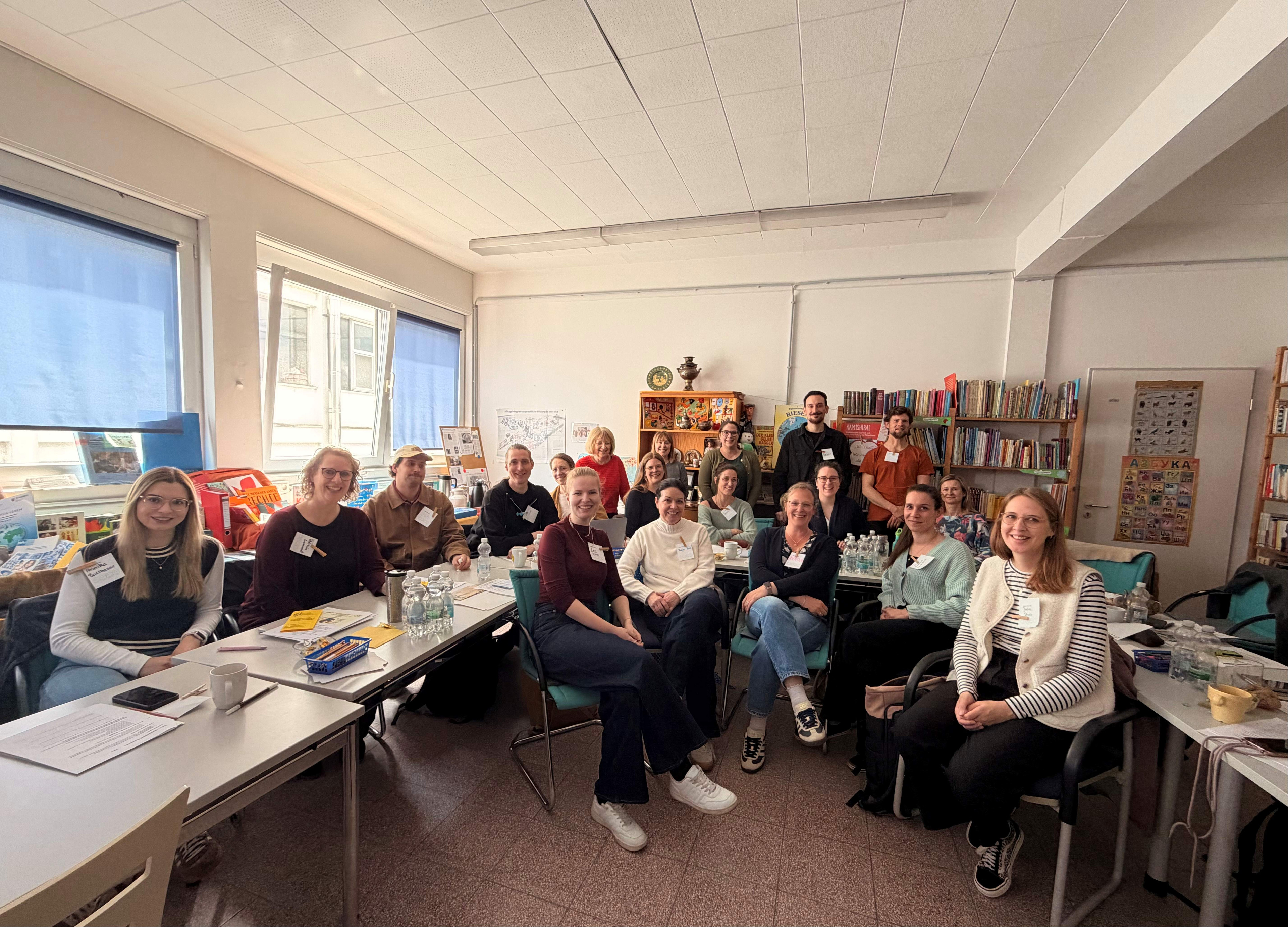 Gruppenfoto der Fachseminare PÄD, PSY und SOP der Studienseminare für BBS Neuwied und Mainz beim IPE in Mainz: In einem hellen Seminarraum sitzen und stehen mehrere Anwärterinnen und Anwärter der beiden Studienseminare gemeinsam mit den Fachleitungen Frau Lammert und Frau Bock. Einige Personen sitzen an Tischen mit Unterlagen, andere stehen dahinter vor Regalen mit Büchern und Materialien. Alle blicken in die Kamera, viele lächeln. Die Atmosphäre wirkt freundlich, konzentriert und gemeinschaftlich.
