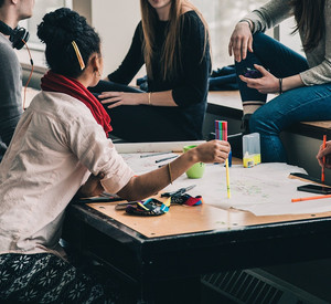 Menschen arbeiten an einem Gruppentisch zusammen