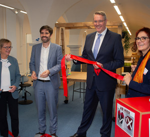 Foto Mitlieder Biuldungsministerium und Pädagogisches Landesinstitut