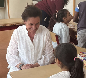 Bildungsministerin Dr. Ute Eiling-Hütig beim Feriensprachkurs an der Michael-Thonet-Grundschule in Boppard.