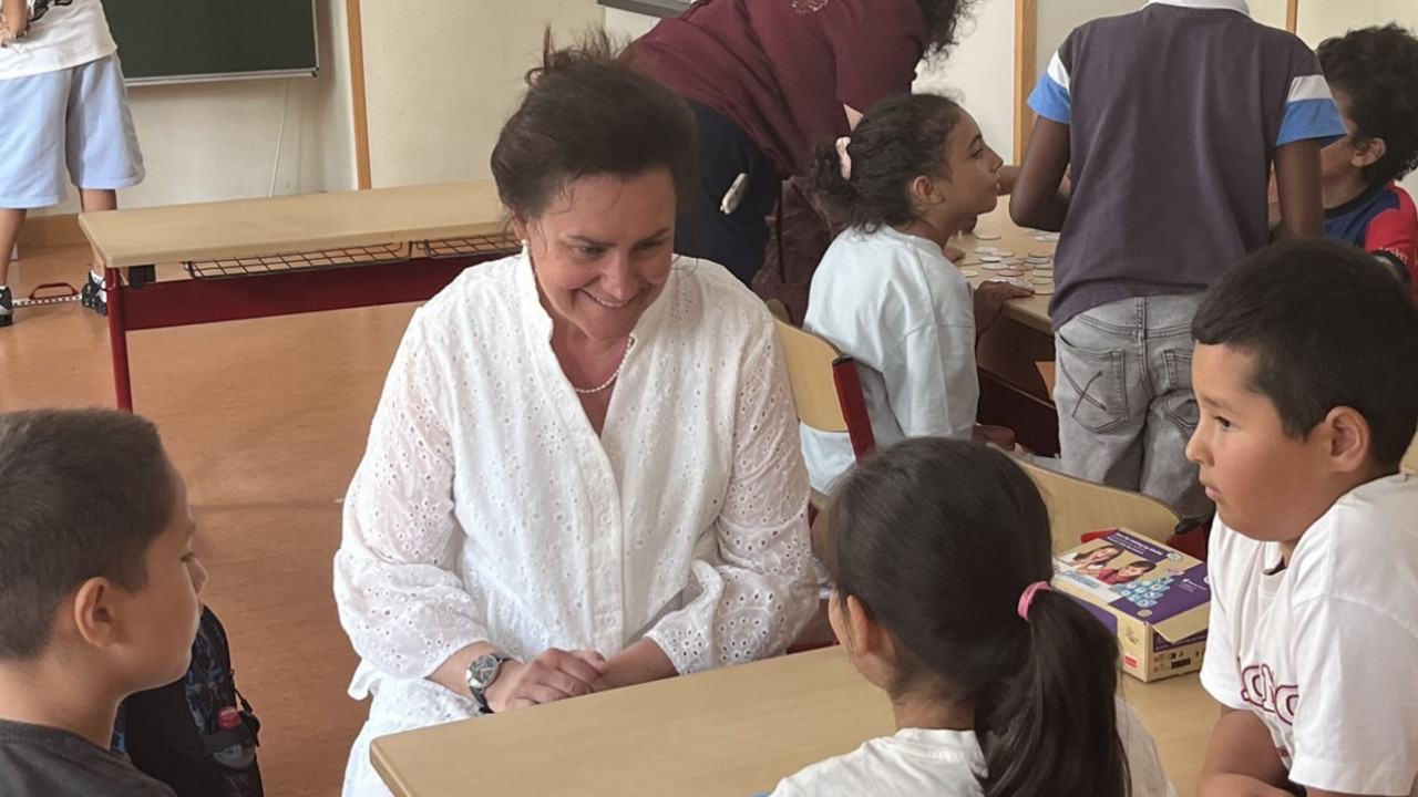 Bildungsministerin Dr. Ute Eiling-Hütig beim Feriensprachkurs an der Michael-Thonet-Grundschule in Boppard.